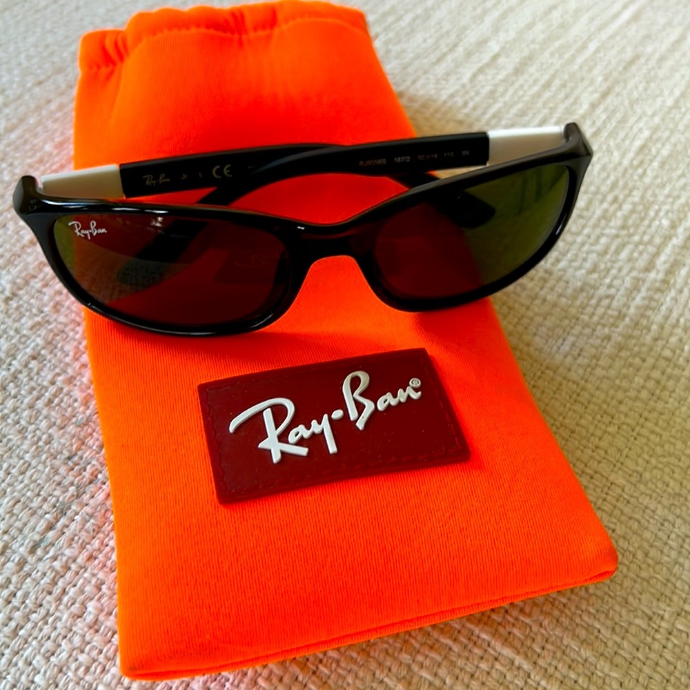 BOYS Ray-Ban (youth size) LIKE NEW! Black sunglasses